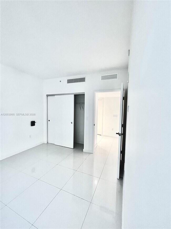 Building Photo - 9940 W Bay Harbor Dr