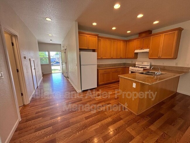 Building Photo - 347 Norway St NE