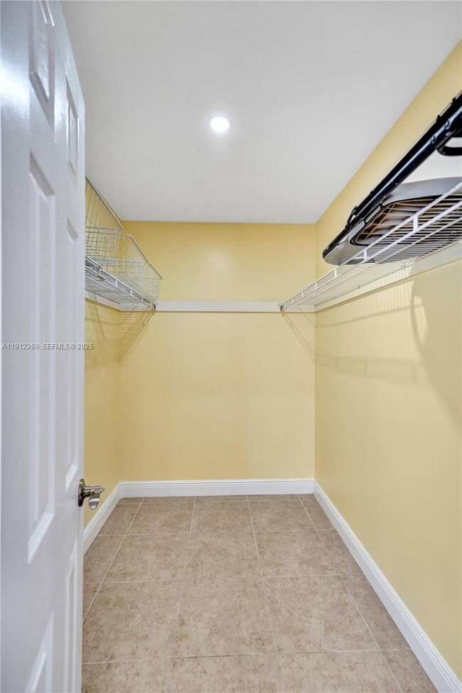 Building Photo - 720 SE 15th St