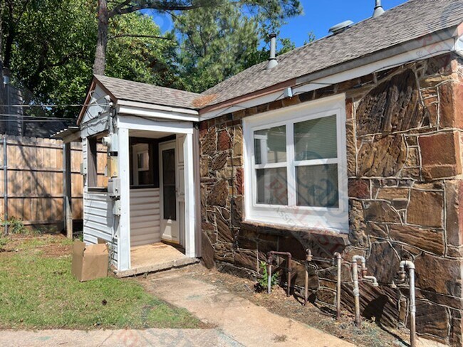 Building Photo - Charming 2 Bedroom