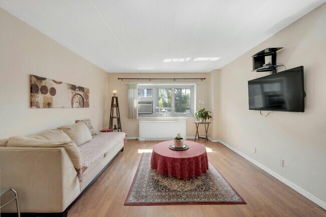 Building Photo - 470 Halstead Ave
