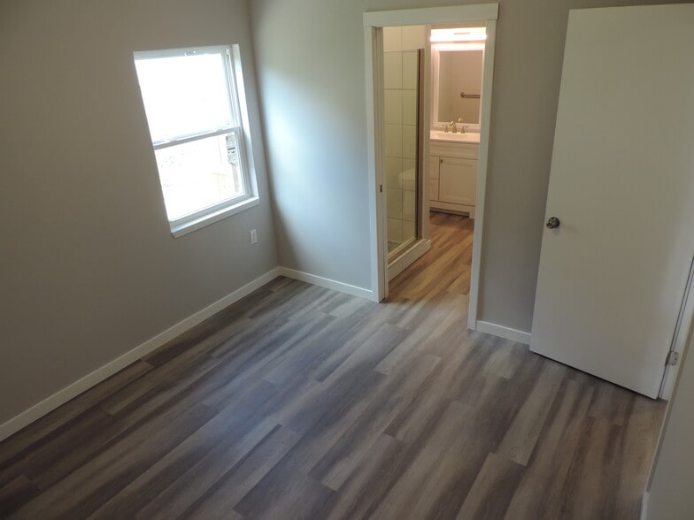 Building Photo - 2704 E Washington St