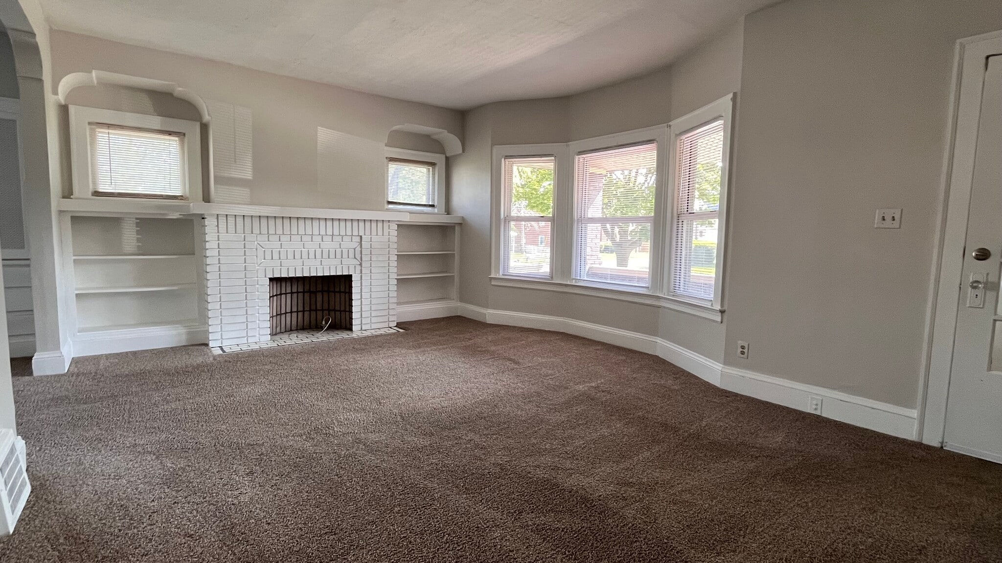 Natural light in living room - 3252 E 142nd St