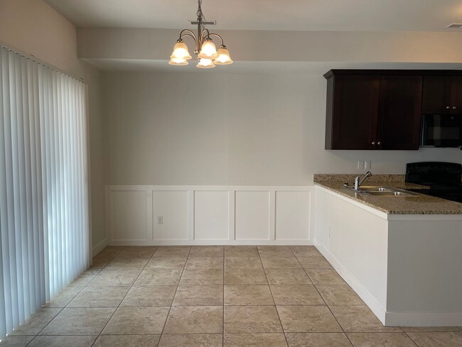 Building Photo - 3 Bedroom, 2 1/2 Bath, Townhouse w/ 2-Car ...