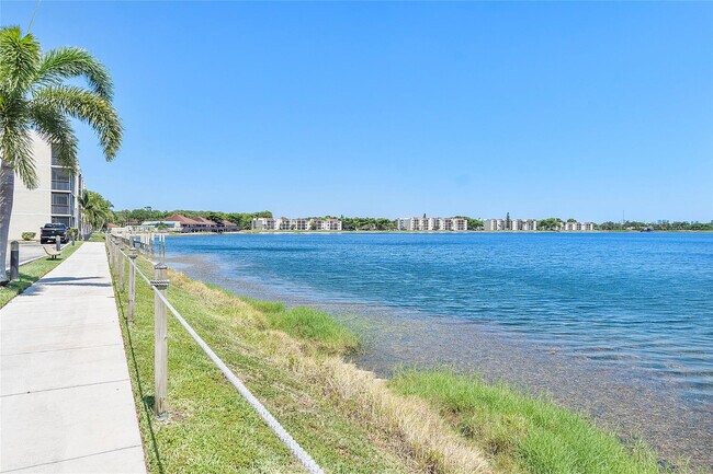 Building Photo - 105 Lake Emerald Dr