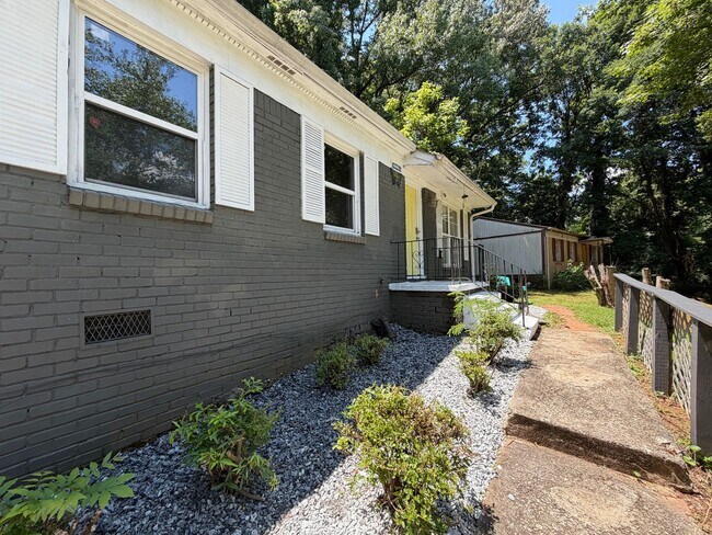 Building Photo - Cute House, Fenced Yard in in Thomasville Heights