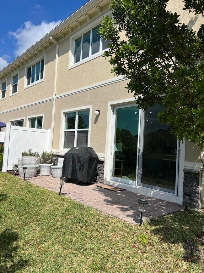 Building Photo - 6271 SE Portofino Cir