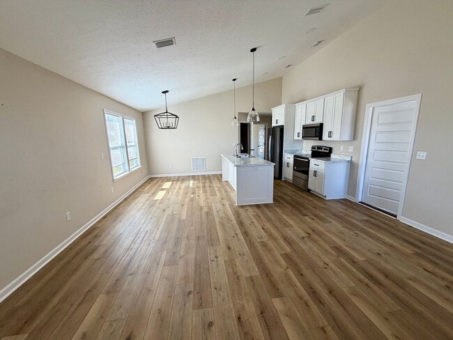 Building Photo - 3 Bed 2 bath