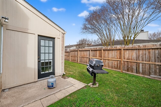 Building Photo - 18530 Trail Bend Ln