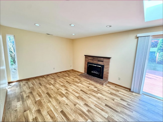 Building Photo - Charming 3 Bed/2 Bath Single Family Home i...