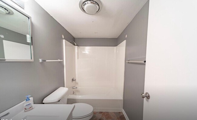 Building Photo - Knoxville 37920 - 3 bedroom, 3 bath home i...