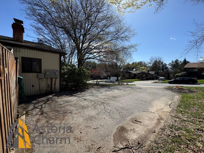 Building Photo - Spacious 5 Bedroom 3 Bath + Den Single Family Detached Home