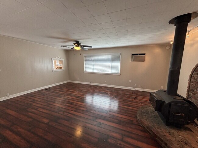 Building Photo - Multi-Generational Family Living near downtown Placerville