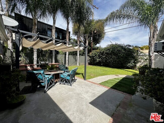 Building Photo - 364 N San Vicente Blvd