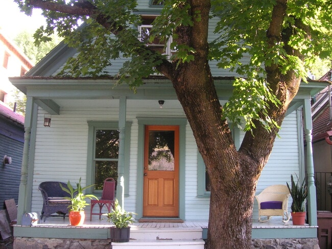Building Photo - 1411 W Water Ave