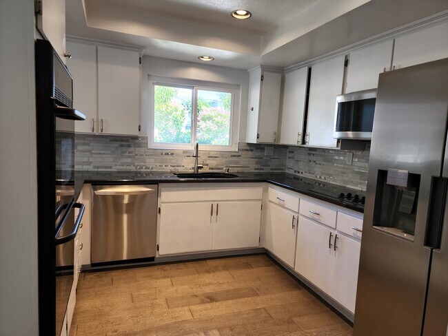 Building Photo - 323 S Broadway