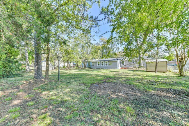 Building Photo - 706 Azalea St