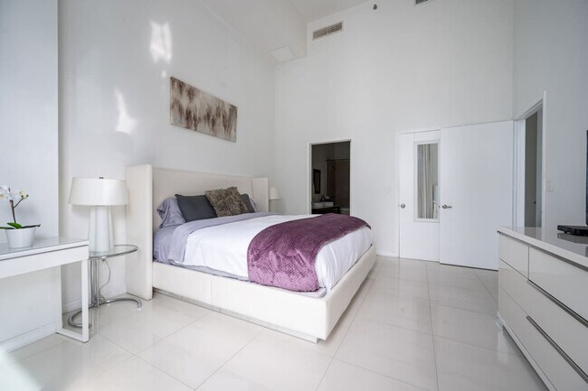 Building Photo - 485 Brickell Ave