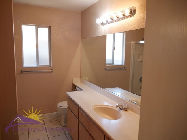 Building Photo - Open 3 Bed 2.5 Bath 1,959 Sq. Ft. Antelope Home