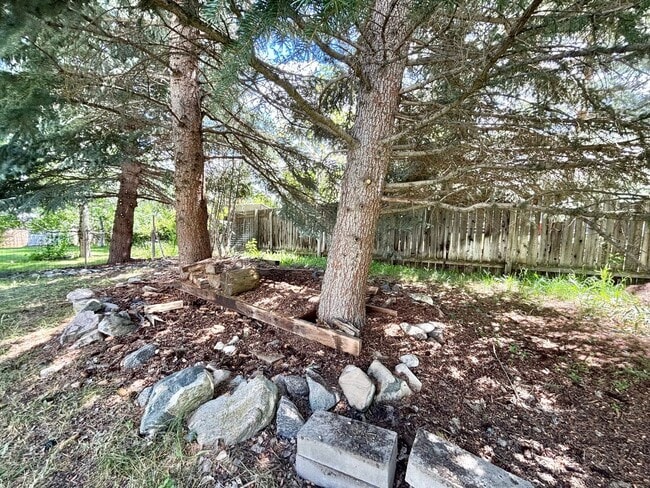 Building Photo - Great 4 bedroom home close to MSU & the ho...