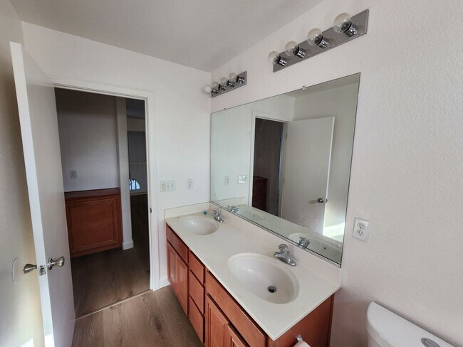 Building Photo - Beautiful 5 bed/4 bath home in Santa Nella!