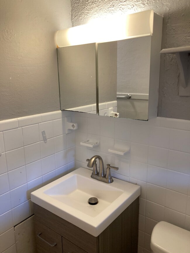 Building Photo - 800 S 27th St