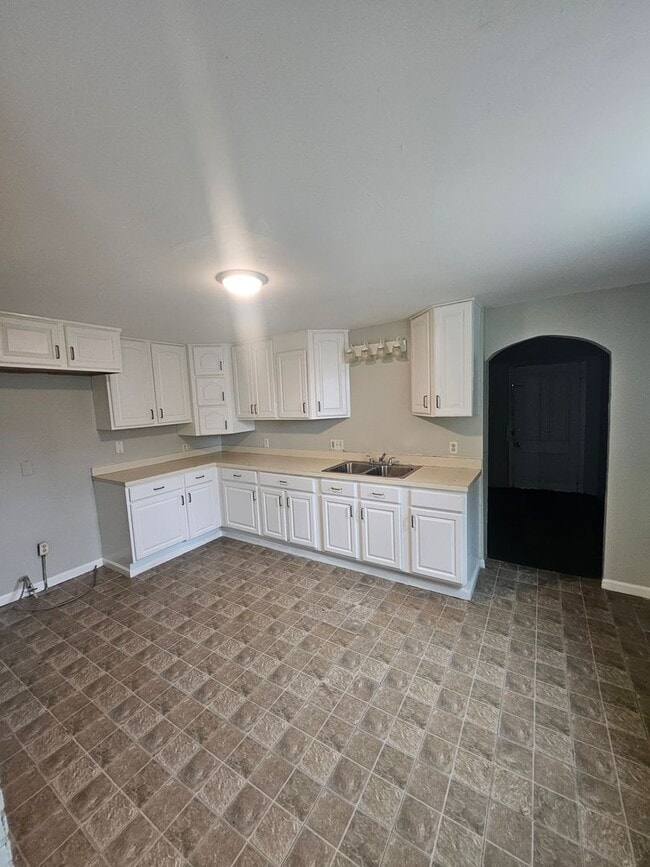 Building Photo - 4bed/2bath house