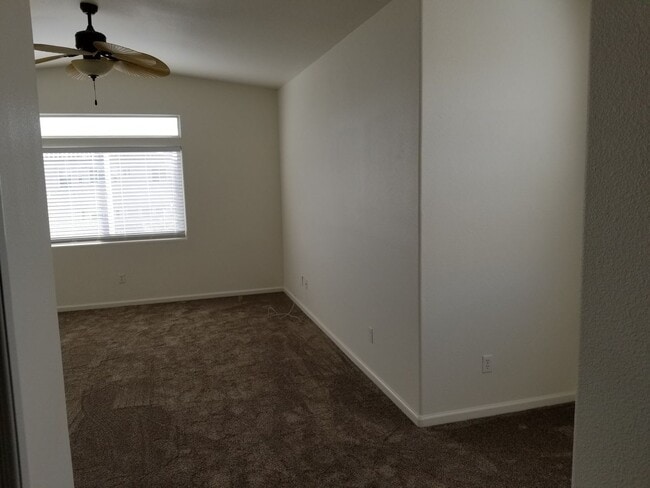 Building Photo - Stunning Home in Pacific Crest!  This 5 Bedroom 2.5 Bathroom with 2 Living Rooms