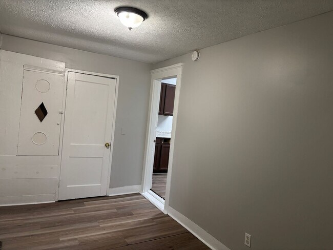 Building Photo - Charming 3BR/1BA Home with Modern Updates ...
