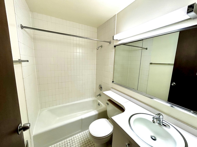 Bathroom - 5435 N Artesian Ave