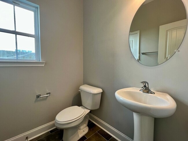 Building Photo - AVAILABLE EARLY APRIL 2026! (Pet Friendly)