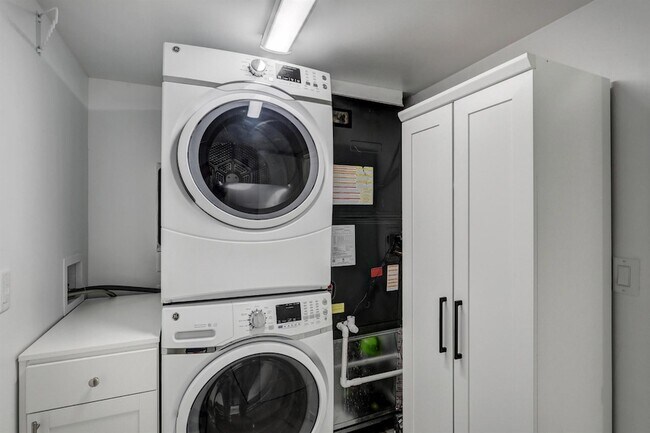 Building Photo - 6 Lexington Ln E