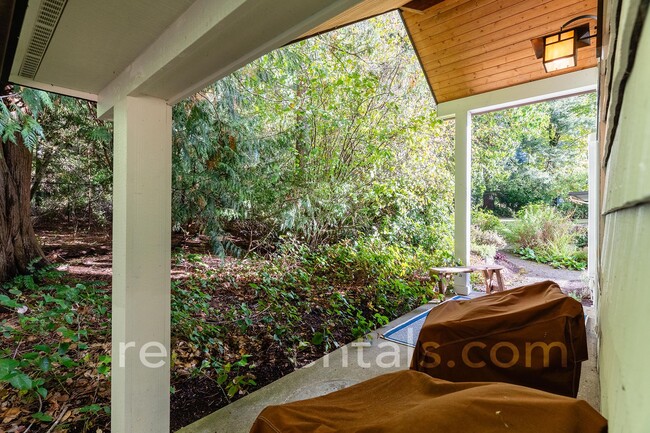 Building Photo - Charming 2BR 2BA Home Off Cooper Point Rd