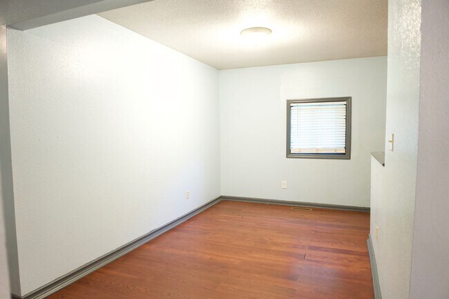 Building Photo - 1515 N 75 Dr