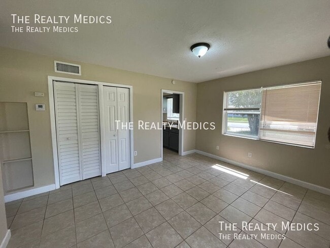 Building Photo - 832 Rockhill St