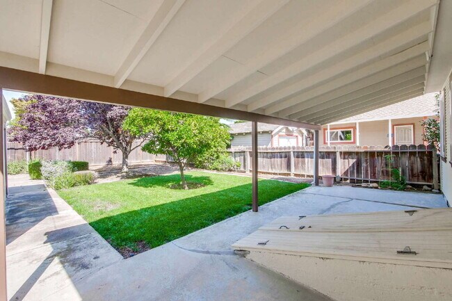 Building Photo - Bright, Clean and Cozy 2BR, 1BA Single Fam...