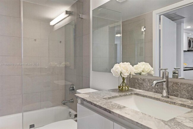 Building Photo - 540 Brickell Key Dr