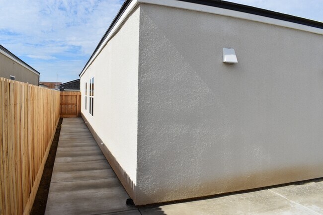 Building Photo - 4472 N San Miguel Ave