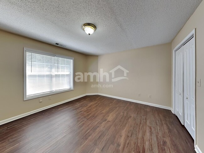 Building Photo - 1319 Vine Cir