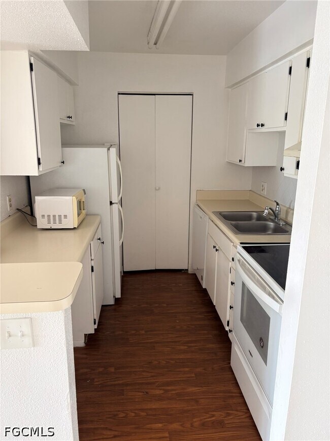 Building Photo - 2855 Winkler Ave