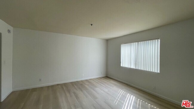Building Photo - 420 S Harvard Blvd