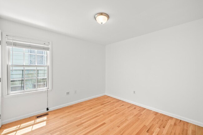 Building Photo - 57 Storms Ave