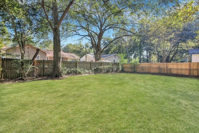 Building Photo - Beautifully renovated 3 bedroom, 2 bathroom home in the heart of North Charleston