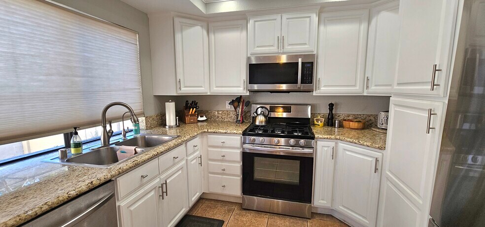 Kitchen - 1910 W Palmyra Ave