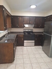 Building Photo - Renovated townhome in a convenient location