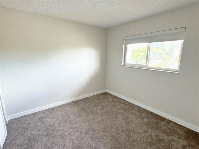 Building Photo - 2108 S Cypress Bend Dr