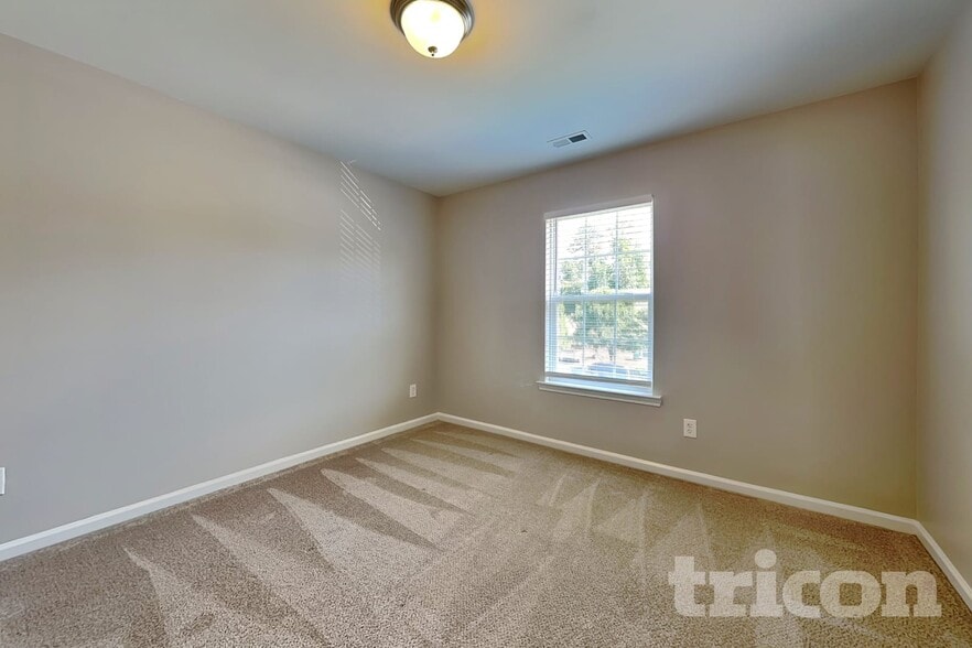 Building Photo - 2120 Clear Brook Dr