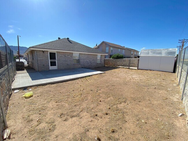 Building Photo - Northeast El Paso 4 bed with Refrig A/C