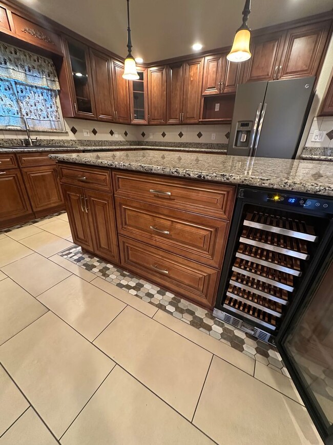 Building Photo - Gorgeous, 3 bedroom, 2.5 bath home, ready for move in