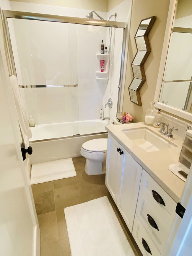 Building Photo - Modern 3 Bed 3 Bath Townhouse Near Downtown Campbell